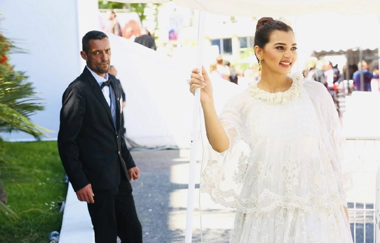 সাদা ধবধবে একটি গাউন, মেসি বান, ঝোলানো দুল আর গোলাপি লিপকালারে অপরূপ লাগছে তাকে।