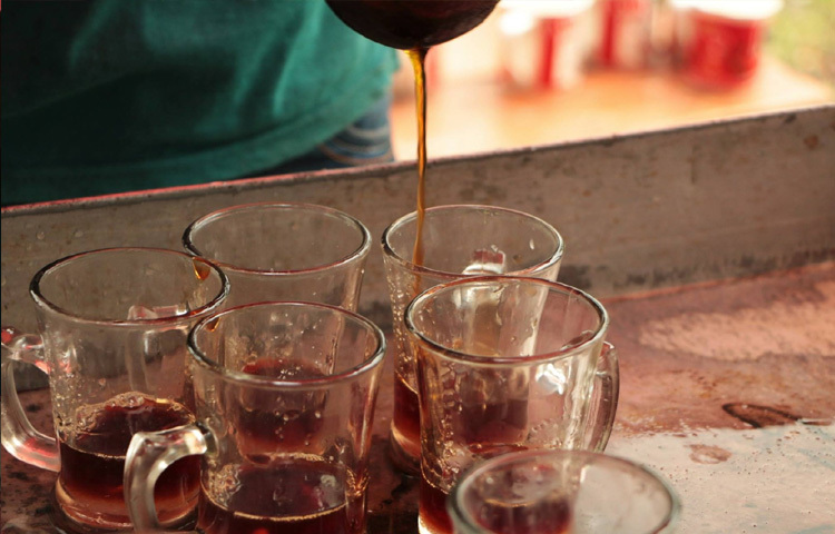 দোকানির হাতে কোনো প্রশিক্ষণের সার্টিফিকেট নেই, কিন্তু তার হাতের স্পর্শে তৈরি এই চা যেন ভোরের ক্লান্তি, মধ্যাহ্নের থেমে যাওয়া, কিংবা সন্ধ্যার একফোঁটা প্রশান্তি।