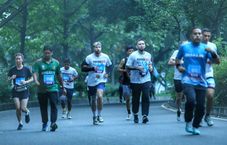 ২৫টি দেশের অংশগ্রহণে একযোগে অনুষ্ঠিত এই আন্তর্জাতিক দৌড় প্রতিযোগিতায় অংশ নিয়েছেন প্রায় ২ লাখ দৌড়বিদ।