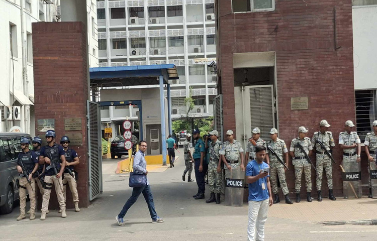 সরকারি কর্মচারী অধ্যাদেশ ঘিরে আন্দোলনের মধ্যে সচিবালয় ঘিরে নেওয়া হয়েছে কঠোর নিরাপত্তা ব্যবস্থা। মোতায়েন করা হয়েছে সোয়াট ও বিজিবির সদস্যদের।