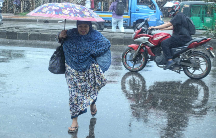 কারোর হাতে ছাতা, আবার কেউ পরেছেন রেইনকোর্ট।