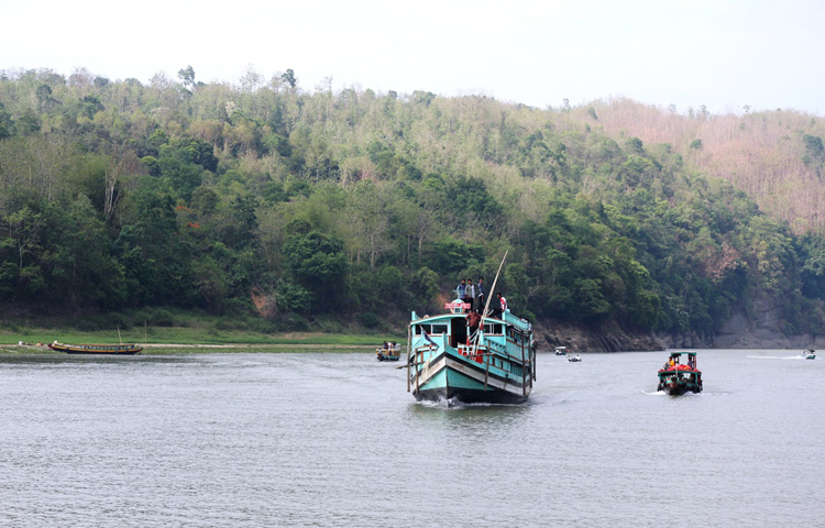 বঙ্গোপসাগরে নিম্নচাপের প্রভাবে রাঙ্গামাটির কাপ্তাই হ্রদে সব ধরনের নৌযান চলাচলে নিষেধাজ্ঞা জারি করেছে জেলা প্রশাসন। আজ দুপুরে জেলা প্রশাসক মোহাম্মদ হাবিব উল্লাহ গণমাধ্যমকে এ তথ্য জানিয়েছেন। ছবি: জাগো নিউজ