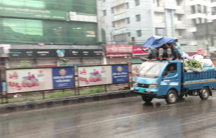 ভোরের পর শহরের রাস্তা, গাছপালা, ঘরবাড়ি সব যেন ধুয়ে গেল বৃষ্টির জলে।তবে বৃষ্টির এই সৌন্দর্যের ভিন্ন এক রূপও ছিল। যারা রাস্তায় বের হয়েছেন অফিসগামী, স্কুলপড়ুয়া শিক্ষার্থী, পণ্যবাহী শ্রমিক কিংবা রিকশাচালক তাদের সবার চোখে-মুখে ছিল দুর্ভোগের ছাপ।