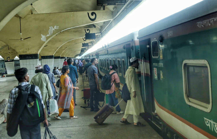 কেউ কেউ গল্প করছে, বাচ্চারা প্ল্যাটফর্মে দৌড়ঝাঁপ করছে, আর কেউ কেউ ব্যাগ হাতে ট্রেনের অপেক্ষায় রয়েছে।