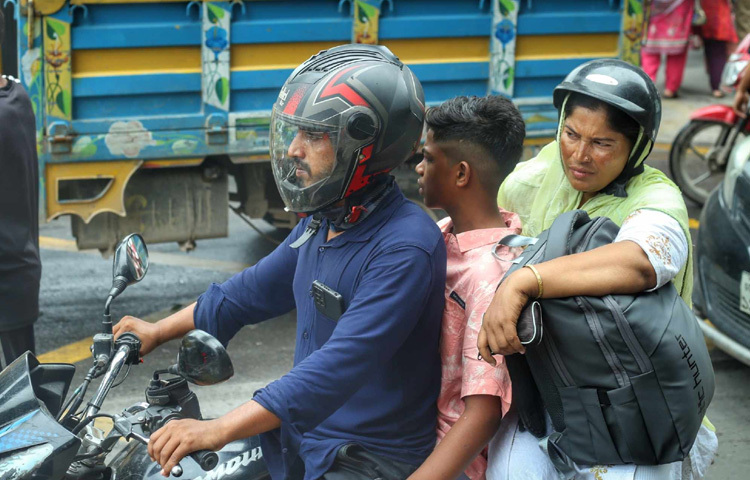 এই ছুটির পেছনে আছে মায়ের অপেক্ষা, বাবার দরজার পাশে দাঁড়িয়ে থাকা, ভাইয়ের সঙ্গে ঈদের নামাজের জামাত, বোনের রান্নাঘরের হাসি।