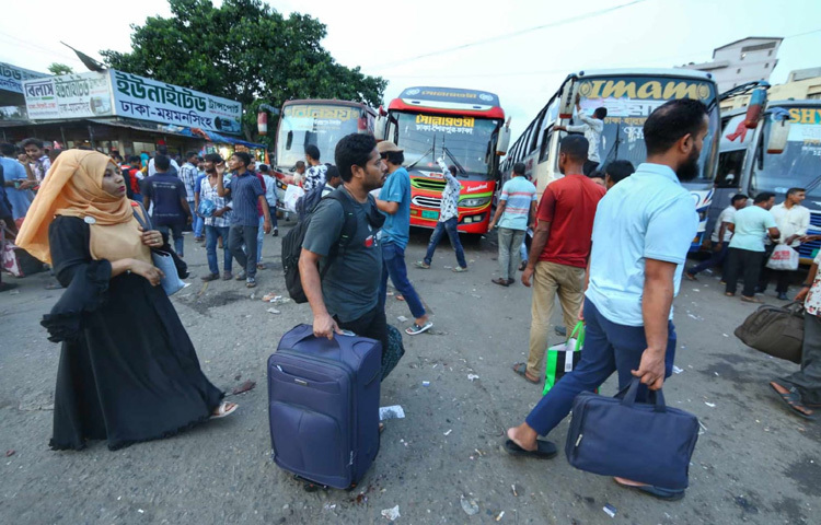 এই ঈদযাত্রা শুধুই এক স্থান থেকে আরেক স্থানে যাওয়ার নয়, এটি এক অন্তরঙ্গ যাত্রা। ত্যাগ আর ভালোবাসার উৎসব ইদুল আযহায় ঘরে ফেরা মানে যেন আত্মার কাছে ফেরা। আর তাই বাড়ির টানে যতই দীর্ঘ হোক লাইনের অপেক্ষা, মানুষ ফিরে যায়, ফিরে যেতে চায়… কারণ বাড়ির চেয়ে বড় আনন্দের স্থান আর কোথায়?