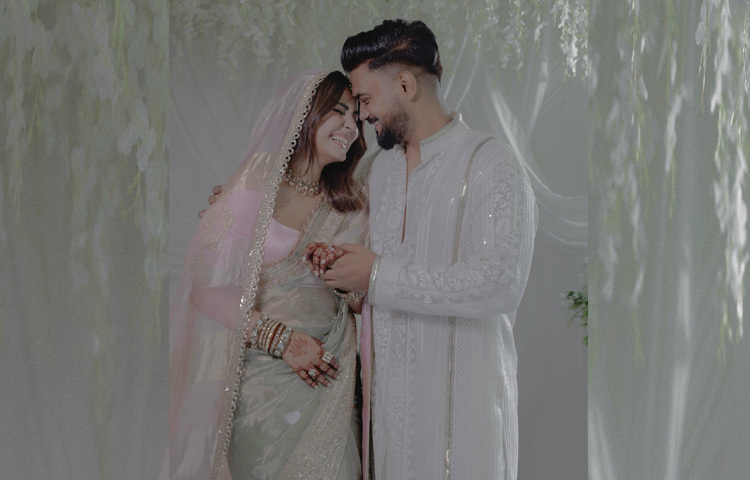 হিনা পরেছিলেন সবুজাভ শাড়ির সঙ্গে হালকা গোলাপি ওড়না। হাতে ছিল হীরার আংটি। রং মিলিয়ে রকিও পরেছিলেন পাঞ্জাবি।