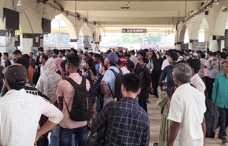 ভোরের আলো ফোটার সাথে সাথেই লাইনে দাঁড়িয়ে পড়েছেন হাজারো মানুষ। কেউ ছুটছে প্ল্যাটফর্মে, কেউ খুঁজছে ট্রেন, কেউবা আবার নির্লিপ্ত ভিড় ঠেলে এগিয়ে চলেছে বাড়ির পথে। সময়ের সঙ্গে পাল্লা দিয়ে এগিয়ে চলা এই দৃশ্য যেন ভালোবাসারই আরেক নাম।