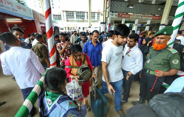 ছোট ছোট শিশুদের হাতে হাত রেখে চলেছেন মা-বাবা। কাঁধে ভারী ব্যাগ, হাতে রঙিন প্যাকেট। এই যাত্রা শুধুই সময়ের নয়, এ এক আবেগের; যা মানুষকে নিয়ে যায় প্রিয় গ্রাম, চেনা উঠোন আর অপেক্ষমাণ মা-বাবার কাছে।