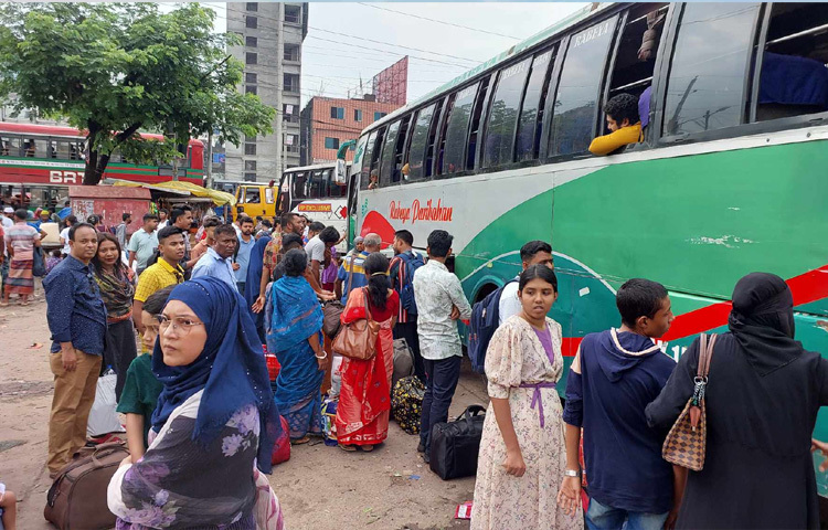 হাজারো মানুষ এসে ভিড় করলেও টিকিট দিতে পারছে না কাউন্টারগুলো। বাধ্য হয়ে গাবতলী লিংক, রইছসহ রাজধানীর বিভিন্ন লোকাল গাড়িতেও দ্বিগুণ-তিনগুণ বেশি ভাড়া দিয়ে উঠছেন। অনেককে দেখা গেছে পিকআপ বা ট্রাকেও উঠতে।