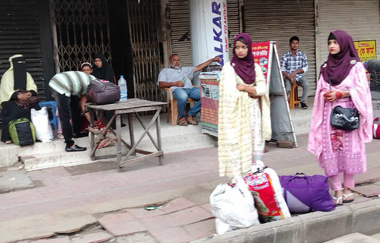 উত্তরা থেকে গাজীপুর, সায়েদাবাদ থেকে নারায়ণগঞ্জ বা যাত্রাবাড়ী, লোকাল বাসে গন্তব্যের কাছাকাছি পৌঁছে সেখান থেকে বিকল্প উপায়ে বাড়ি ফেরার চেষ্টা করছেন অনেকে।
