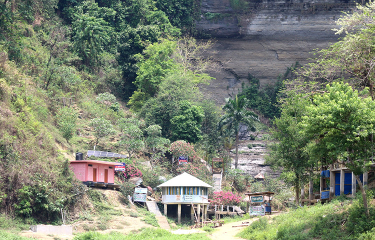সাজেক কটেজ ওনার্স অ্যাসোসিয়েশনের সভাপতি সুপর্ন দেব বর্মন বলেন, ‘আগুনে ক্ষতিগ্রস্ত হওয়ার পর আমাদের কমিউনিটি ক্লাব ও বাসাবাড়িগুলোর অতিরিক্ত থাকার ব্যবস্থা আর নেই। তাই সবাইকে অনুরোধ, বুকিং কনফার্ম করে তারপর যেন রওনা হন।’