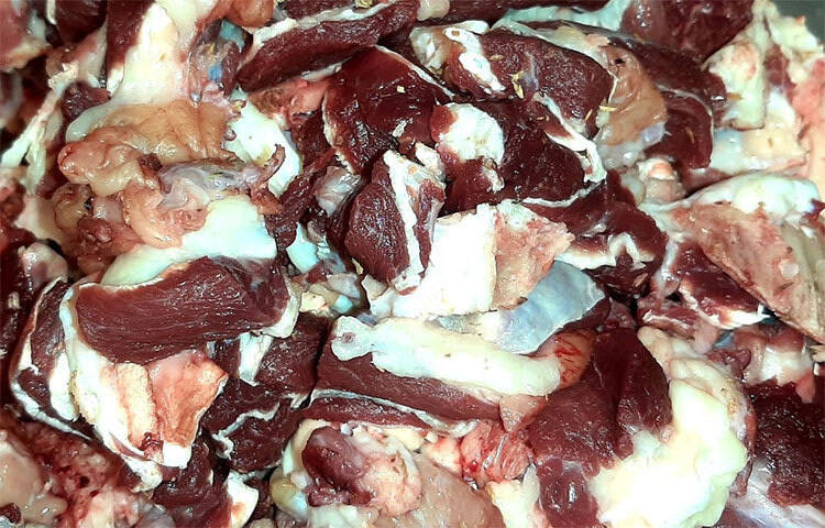 সংরক্ষণের সময় মাংস পরিমাণমতো ছোট ছোট টুকরো করে নিতে হবে। তবে অতিরিক্ত ছোট করলেই ভেতরে পানি জমে যেতে পারে, যা ব্যাকটেরিয়ার জন্ম দেয়। তাই আগে রক্ত ও চর্বি পরিষ্কার করে মাংস ঝরিয়ে নিন।