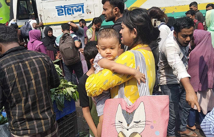 পরিবহন সংশ্লিষ্টরা বলছেন, ঈদের আগের দিন হওয়ায় যাত্রীসংখ্যা হঠাৎ বেড়ে গেছে। ফলে কাউন্টারগুলোতে চলছে দরকষাকষির মাধ্যমে টিকিট বিক্রি। কেউ কাউন্টারে গিয়ে দরদাম করে কম মূল্যে টিকিট পাচ্ছেন, আবার কেউ বেশি দামেই কিনতে বাধ্য হচ্ছেন।