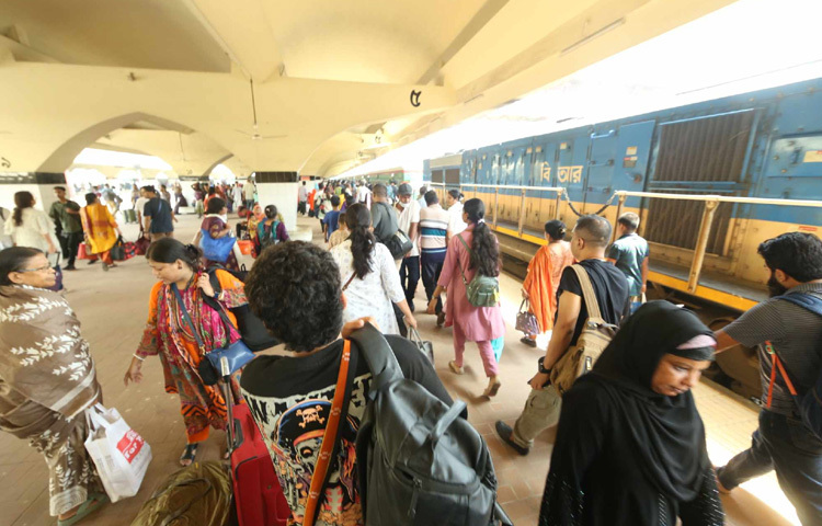 কমলাপুর স্টেশনের বুক জুড়ে দেখা গেলো এক আত্মিক টান, এক মনছোঁয়া দৃশ্য-হাজারো মানুষ নানা কষ্ট নিয়ে ফিরছে শেকড়ে, ঈদের খুশি ভাগ করে নিতে।