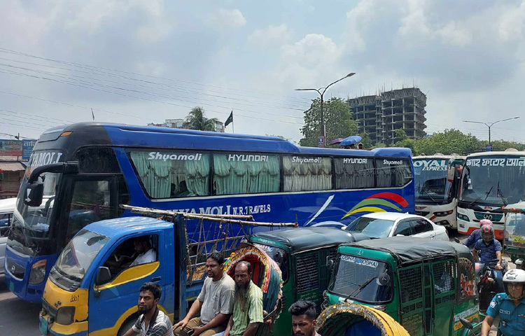 মূলত মহাসড়কের দীর্ঘ যানজটের কারণে দূরপাল্লার বাসগুলোতে শিডিউল ভেঙে পড়েছে। ফলে সময়মতো টিকিট কেটেও ঘণ্টার পর ঘণ্টা অপেক্ষা করতে হচ্ছে যাত্রীদের, আর সেই অপেক্ষাকে আরও অসহনীয় করে তুলেছে গ্রীষ্মের রোদ।