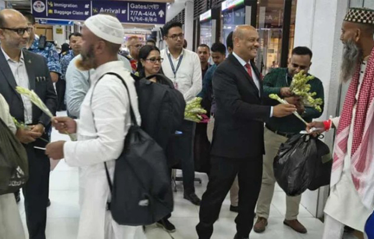 হজ শেষে ফিরতি ফ্লাইটে প্রথম দিনে দেশে ফিরেছেন ৪ হাজার ৪০৮ জন। এর মধ্যে সরকারি ব্যবস্থাপনার ৪১৯ এবং বাকি ৩ হাজার ৯৮৯ জন বেসরকারি ব্যবস্থাপনায় হজ করেছেন। আজ সকালে হজ পোর্টালের ‘পবিত্র হজ-২০২৫’ প্রতিদিনের বুলেটিন থেকে এ তথ্য জানা গেছে। ছবি: জাগো নিউজ