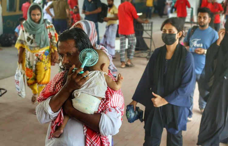 এই ফিরে আসা শুধু কাজের টানে নয়, দায়িত্বের টানেও। কেউ সন্তানকে পড়াশোনায় ফেরাবেন, কেউ অফিস সামলাবেন, কেউ আবার শুধুই ঢাকাকে ভালোবেসে ফিরে আসেন।