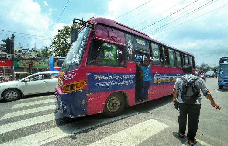 লিংকরোড, যা একসময় বাড্ডা থেকে বেরুতে যাওয়া গাড়ির দীর্ঘ লাইন দিয়ে পরিচিত ছিল, এখন যেন নীরব কোনো গল্পের প্রেক্ষাপট। ধুলোমাখা রাস্তায় গড়িয়ে পড়ছে কেবল রোদ। কোনো ট্রাফিক জ্যাম নেই, শব্দ নেই, হর্ন নেই।