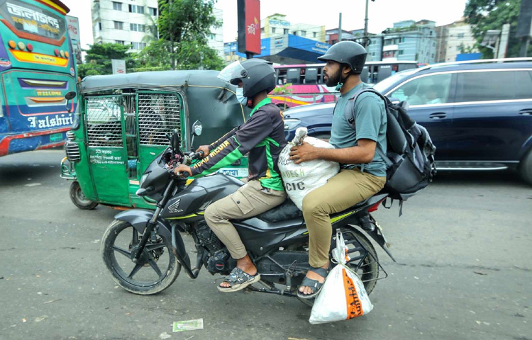 ছুটি শেষে শহরে ফেরা মানে শুধু কর্মস্থলে ফিরে যাওয়া নয়, বরং একটা নতুন যাত্রার সূচনা। আবার শুরু হচ্ছে জীবনযাত্রার নিয়মিত গতি, ফিরে আসছে নাগরিক জীবনের সজীব চিত্র।