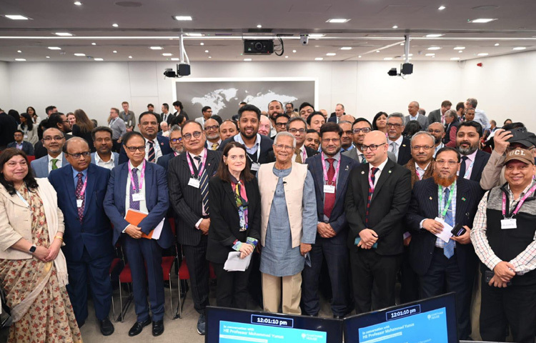 বুধবার লন্ডনের চ্যাথাম হাউসে অবস্থিত রয়েল ইনস্টিটিউট অফ ইন্টারন্যাশনাল অ্যাফেয়ার্সে প্রধান উপদেষ্টা অধ্যাপক মুহাম্মদ ইউনূস বক্তব্য রেখেছেন।