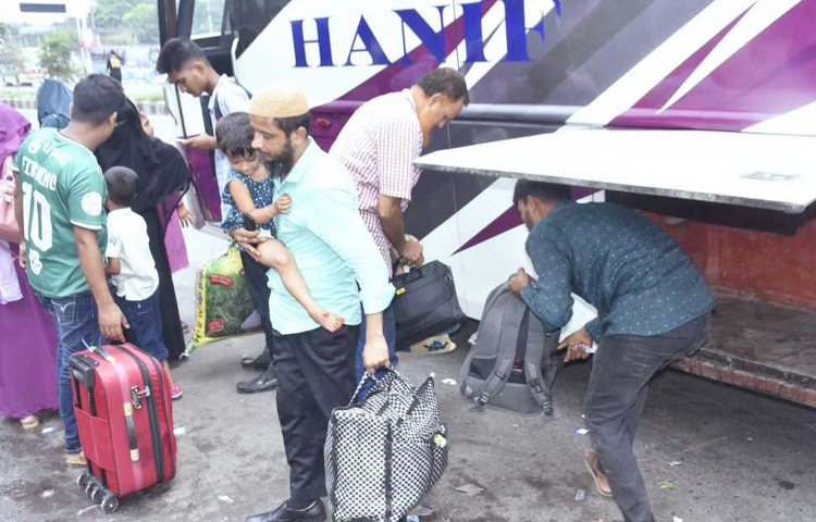 শুধু ফিরছেনই না, সঙ্গে করে নিয়ে আসছেন কোরবানির মাংস, আম, লিচু ও কাঁঠালের মতো মৌসুমি ফল। কিন্তু এই ফেরার যাত্রাপথে বাঁধ সাধছে দীর্ঘ যানজট, বিশেষ করে যমুনা সেতু এলাকায়।