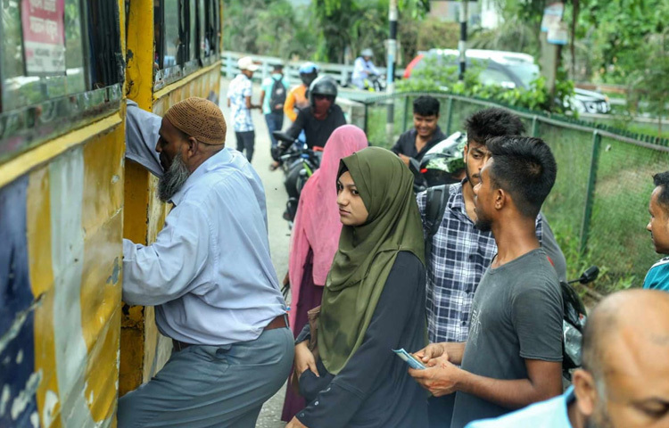 বাস এলেই শুরু হচ্ছে হুড়োহুড়ি; কে আগে উঠবে সে প্রতিযোগিতায় যেন হার-জিতের চেয়ে প্রয়োজনটাই মুখ্য।