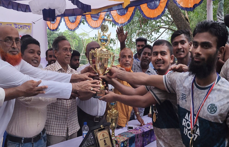 এই আয়োজন যেন কেবল একটি খেলার গল্প নয়, বরং হারানো শিকড় ছুঁয়ে ফেরার আনন্দ। যখন মাঠে একেকটি দমবন্ধ করে দেওয়া মুহূর্ত তৈরি হচ্ছিল, তখন পাশে দাঁড়িয়ে থাকা দর্শকদের চোখে ছিল উচ্ছ্বাস আর হৃদয়ে ছিল গর্ব। শরীয়তপুর যেন প্রমাণ করলো-যেখানে ভালোবাসা ও ঐতিহ্য মিলে যায়, সেখানে হারানো কিছু আবারও ফিরে আসে প্রাণের স্পন্দনে।