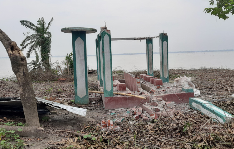 চিলমারী সদর ইউনিয়নের চর শাখাহাতিতে একই দৃশ্য। ৩৫ বছর ধরে গড়ে ওঠা এই জনপদ যেন ধীরে ধীরে মানচিত্র থেকে হারিয়ে যাচ্ছে।