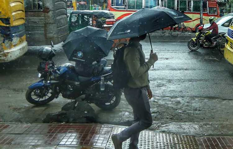 আষাঢ় মানেই তো এমন বৃষ্টির গল্প। ছেলেবেলার বইয়ের পাতায় যেভাবে আষাঢ় এসেছিল, ‘মেঘের পরে মেঘ জমেছে’ ঠিক তেমনই আজকের ঢাকা।