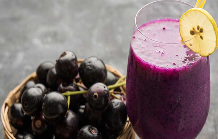 জাম ত্বকের জন্যও এক আশীর্বাদ। এতে থাকা ভিটামিন এ, বি এবং সি এবং অ্যান্টিঅক্সিডেন্ট উপাদান ত্বককে করে প্রাণবন্ত ও মসৃণ। কোলাজেনের উৎপাদন বাড়িয়ে ত্বকে তারুণ্যের ছোঁয়া আনে। নিয়মিত জাম খেলে ত্বকের উজ্জ্বলতা দীর্ঘস্থায়ী হয়।