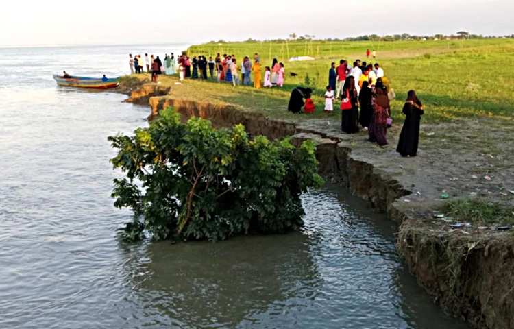 জানা গেছে, দুটি উপজেলার কমপক্ষে ৬০/৭০ টি পরিবার তাদের ঘর-বাড়ি অন্যত্র সরিয়ে নিতে হয়েছে। অনেকে খোলা জায়গায় বসবাস করছেন। অনেকে নদীর পাড়ে ঝুঁকি নিয়ে বসবাস করছে।