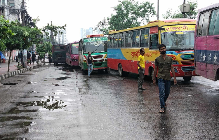 বৃষ্টির মধ্যে বাসে আটকে থাকা স্কুলগামী শিশুদের চোখে-মুখে দেখা যায় ক্লান্তির ছাপ, অফিসগামী মানুষরা অসহায়ভাবে তাকিয়ে থাকেন ঘড়ির কাঁটার দিকে।