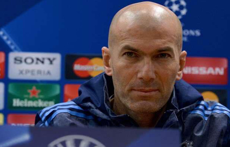 ২০০০ সালে ইউরো জয়ের পেছনেও ছিল তার অনবদ্য ভূমিকা। তার খেলা মানেই ছিল মাঠে শিল্পের প্রকাশ।