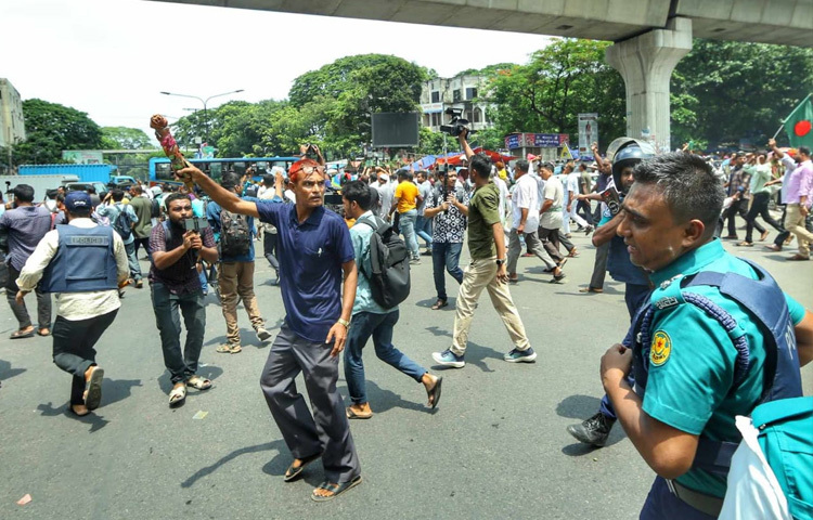 এর আগে কেন্দ্রীয় শহীদ মিনার থেকে মিছিল নিয়ে ঢাকা বিশ্ববিদ্যালয়ের (ঢাবি) টিএসসি হয়ে শাহবাগে এসে অবস্থান নেন তারা।