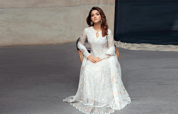 সাদামাটা রঙেও যে রুচিশীলতা ফুটিয়ে তোলা যায় তা যেন চোখে আঙুল দিয়ে দেখিয়ে দিলেন ‘উৎসব’ এর নায়িকা।