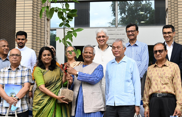 তিনি বলেন, প্লাস্টিক পরিবেশের বিষ। এটি পৃথিবীর সব প্রাণীর জন্য বিষ, শুধু মানুষের জন্য নয়। ঘটনাটি ধীরে ধীরে হচ্ছে বলে আমরা আমলে নিচ্ছি না। পৃথিবীতে মানুষ বাড়ছে, বাংলাদেশেও মানুষ বাড়ছে। তার সঙ্গে জনপ্রতি প্লাস্টিক বিষের পরিমাণও বাড়ছে।