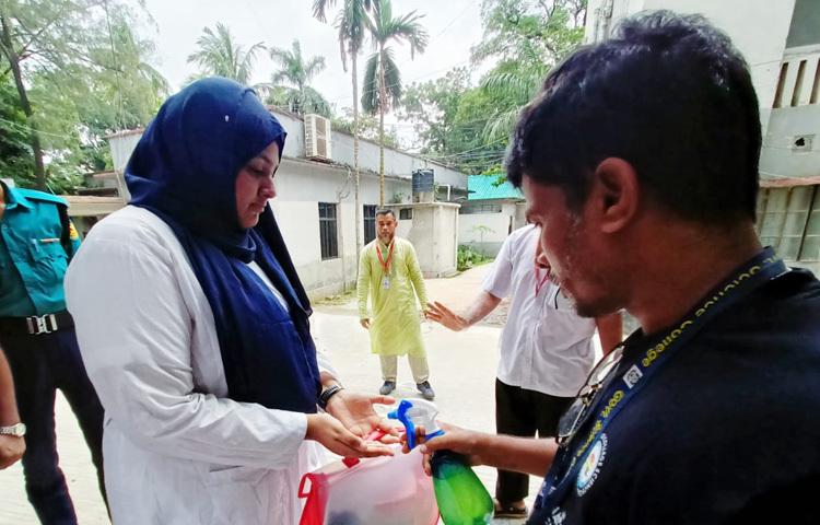 প্রবেশপথেই ছিল সতর্কতা। গেটের মুখে হাত স্যানিটাইজ করার ব্যবস্থা রেখেছে স্কুল কর্তৃপক্ষ।