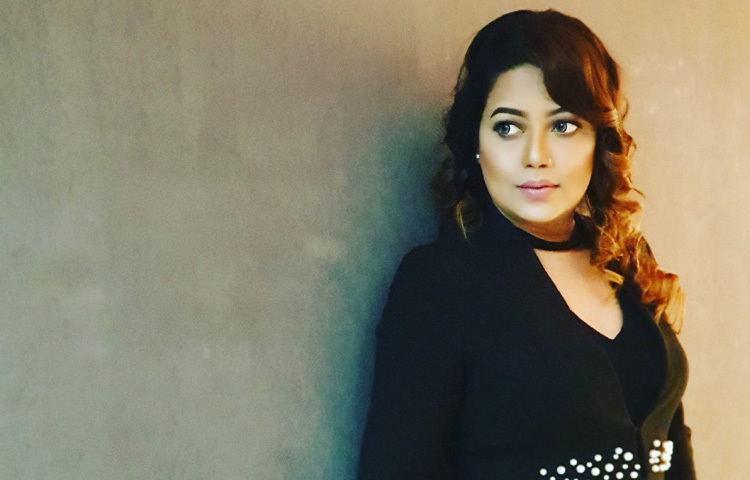 কনার এই বিচ্ছেদের বিষয়টি আবারও প্রমাণ করে, আলো ঝলমলে মঞ্চের পেছনে কতটা নিঃসঙ্গতা ও কঠিন বাস্তবতা লুকিয়ে থাকতে পারে একজন শিল্পীর জীবনে। গানের মানুষদের জীবন অনেক সময় তাদের গানের মতোই রঙিন মনে হলেও বাস্তবতা অনেক ভিন্ন।