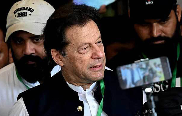 পাকিস্তান তেহরিক-ই-ইনসাফের (পিটিআই) প্রতিষ্ঠাতা ও সাবেক প্রধানমন্ত্রী ইমরান খানকে দেশের রাজনীতি থেকে সরিয়ে দেওয়ার ‘সমন্বিত ষড়যন্ত্র’ চলছে বলে অভিযোগ করেছে দলটি। ছবি: এএফপি (ফাইল ছবি)