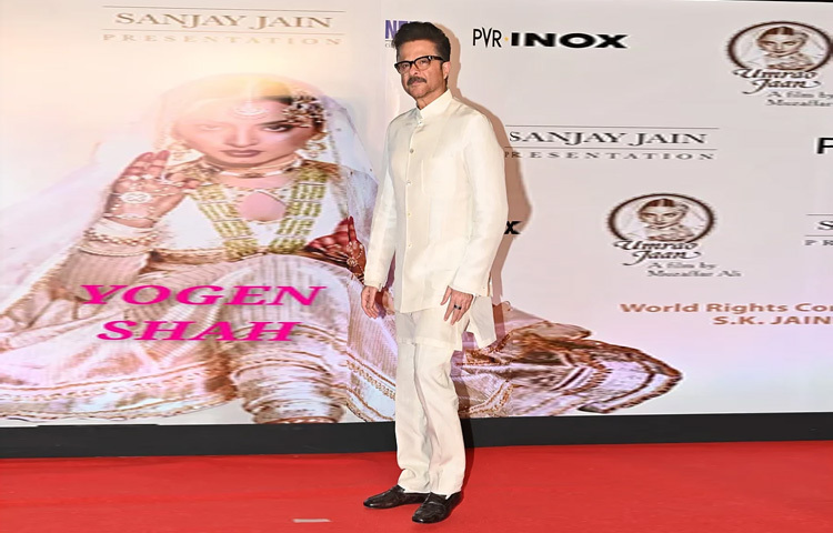 অফ হোয়াইট প্রিন্স কোটে একদম রাজকীয় অভিজাত এক ব্যক্তিত্বে ধরা দিলেন চিরসবুজ অভিনেতা অনিল কাপুর।