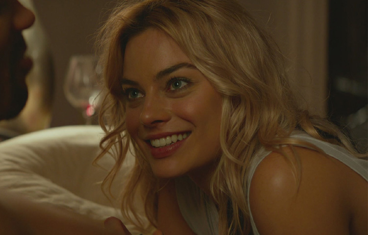 ‘সুইসাইড স্কোয়াড’ সিনেমায় ‘হার্লে কুইন’ চরিত্রে মার্গোর আগমনে যেন এক ঝড় বয়ে যায় কমিকভিত্তিক সিনেমার দুনিয়ায়। প্রেমে পাগল, উন্মাদ অথচ ভীষণ প্রগাঢ় এক নারীচরিত্রকে তিনি যেভাবে ফুটিয়ে তুলেছেন, তা অনেক সমালোচককেও বিস্মিত করেছে। এই চরিত্র পরবর্তীতে তার আইকনিক রূপ হয়ে ওঠে।