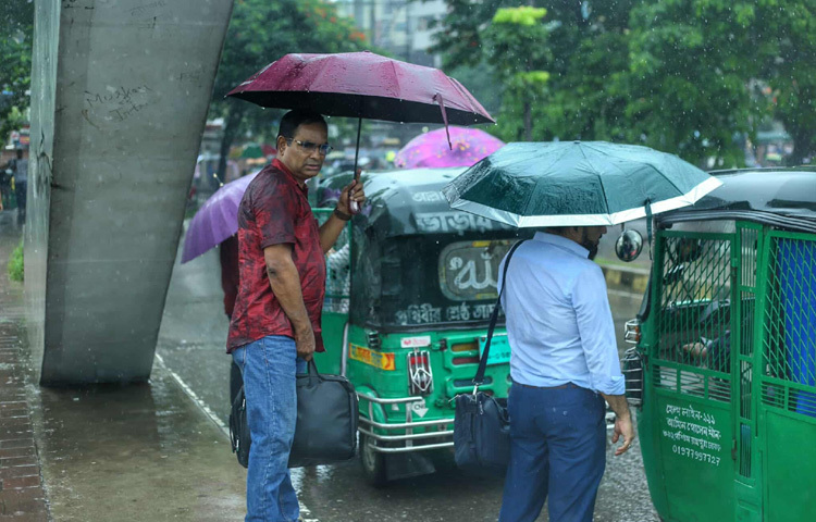 হাতিরঝিল এবং রামপুরা এলাকা থেকে তোলা ছবিগুলোতে ধরা পড়েছে ঢাকার এক সকাল বেলার বাস্তবতা। যেখানে শহরের সৌন্দর্য মিশে গেছে দুর্ভোগের ছোঁয়ায়। পানিতে ভেজা সড়ক, ভেজা ছাতা, কাকভেজা মানুষ-সব মিলিয়ে যেন এক বিষণ্ণ চিত্রপট তৈরি করেছে।