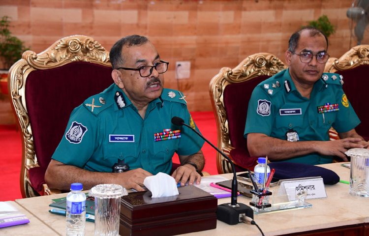 আজ রাজারবাগে বাংলাদেশ পুলিশ অডিটোরিয়ামে জুন-২০২৫ মাসিক অপরাধ পর্যালোচনা সভায় উপস্থিত ডিএমপির পুলিশ কর্মকর্তাদের উদ্দেশ্যে সভাপতির বক্তব্য দেন ডিএমপি কমিশনার মো. সাজ্জাত আলী। ছবি: জাগো নিউজ