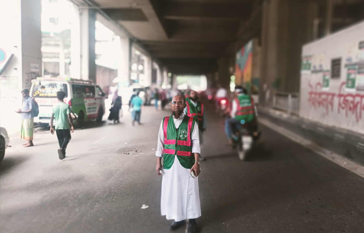 শাহবাগে নিয়োজিত জামায়াতের ঢাকা মহানগরী দক্ষিণের স্বেচ্ছাসেবক কিবরিয়া জাগো নিউজকে বলেন, সকাল থেকে আমাদের ৫০ জন রয়েছে ট্রাফিক নিয়ন্ত্রণে। এই সংখ্যা আরও বাড়বে। আমরা চাচ্ছি, যতক্ষণ শাহবাগ না পরিপূর্ণ না হয় ততক্ষণ ব্যক্তিগত গাড়ি চলবে। অগ্রাধিকারের ভিত্তিতে আমরা অ্যাম্বুলেন্স ও অসুস্থ রোগীদের দ্রুত যাতায়াত নিশ্চিত করছি।