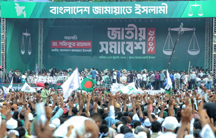 নাম প্রকাশে অনিচ্ছুক এক পুলিশ কর্মকর্তা বলেন, ‘অত্যন্ত পরিকল্পিতভাবে ও শান্তিপূর্ণ পরিবেশে সমাবেশ অনুষ্ঠিত হচ্ছে। নিরাপত্তা নিশ্চিতে আইনশৃঙ্খলা বাহিনীর সদস্যরা সর্বোচ্চ সতর্ক রয়েছে।’