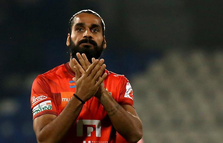 ২০১৫ সালে ভারতের জাতীয় দলে অভিষেক ঘটে সন্দেশ ঝিংগানের। তখন থেকেই তিনি রক্ষণভাগে অটল এক দেয়াল হয়ে দাঁড়ান। ভারত যখন কঠিন প্রতিপক্ষের মুখোমুখি হয়, তখন ঝিংগানের পায়ের ট্যাকল আর লিডারশিপ দলের ভরসা হয়ে দাঁড়ায়। তিনি জাতীয় দলের হয়ে ৬৬টিরও বেশি ম্যাচ খেলেছেন এবং গোল করেছেন ৫টি।