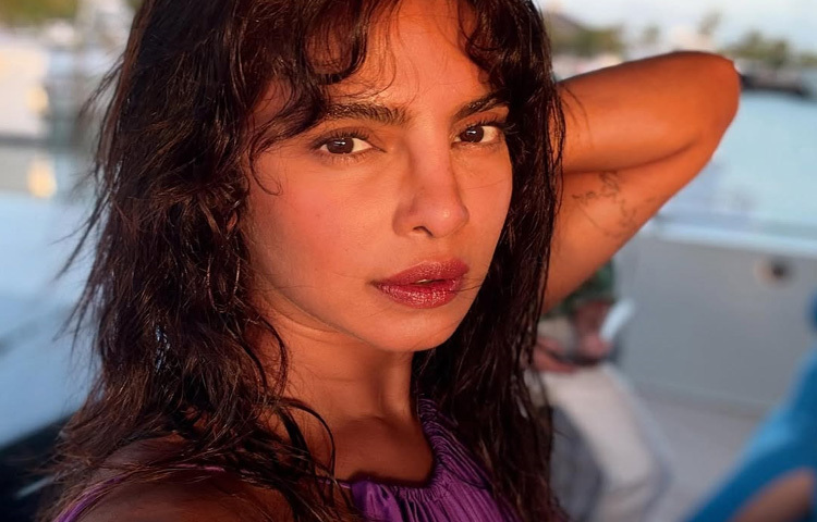 সৌন্দর্যের ব্যাখ্যা হয়তো এখানেই। সাজ ছাড়া, কেবল আলো আর হাসি সেটাই ছিল এই লুকের মোহনীয়তা।