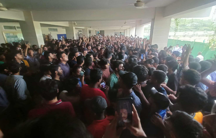 এই সময় শিক্ষার্থীরা রুমটির বাইরে অবস্থান নেন এবং দরজার সামনে দাঁড়িয়ে বিক্ষোভ করতে থাকেন। কেউ কেউ দরজায় ধাক্কা দেন, কেউ আবার প্ল্যাকার্ড নিয়ে স্লোগান দিতে থাকেন ‘বিচার চাই’, ‘নিরাপত্তা চাই’, ‘ভুয়া কথা শুনবো না’।