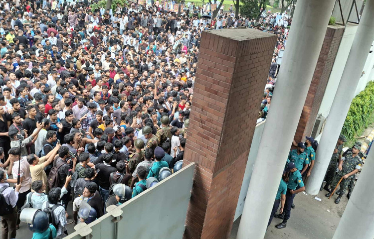 শিক্ষার্থীদের বিক্ষোভের ফলে সচিবালয়ে প্রবেশের সবগুলো গেট বন্ধ করে দেওয়া হয়েছে।